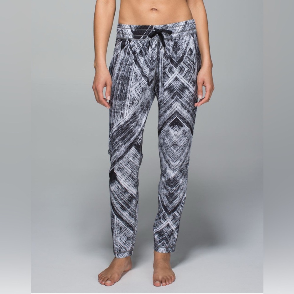 Lululemon Namaskar Pant II
Heat Wave White Black